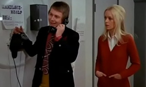 Tandlæge på sengekanten DK1971 - En rig kvinde (Annie Birgit Garde) vil betænke sin nevø (Ole Søltoft), en tandlægestuderende, med en betydelig formue. FULL Videotape HD.